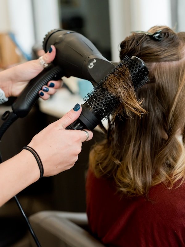 Sarah Williams, especialista en rizos y extensiones en L'Éclat Studio Madrid